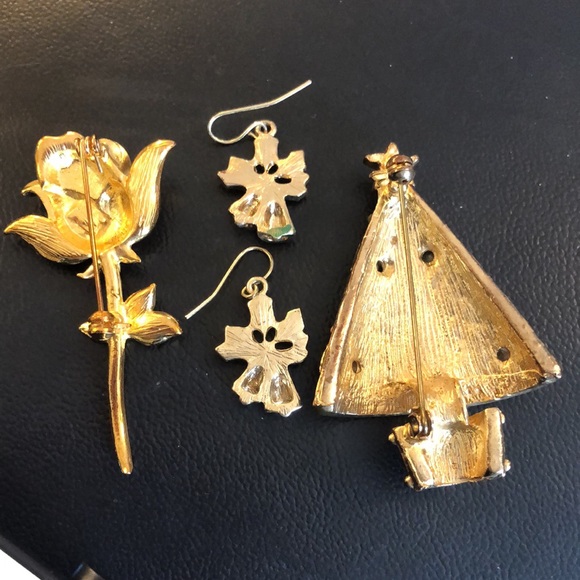 Holiday Jewelry lot of 3 pcs. Gold Toned. Enamel Rhinestones Rose Tree Earrings - Picture 2 of 6